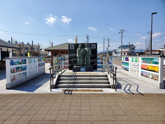 勝幡駅前広場の信長親子像を囲む意匠壁の陶板タイル絵を更新しました！！
